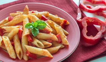 penne med tomat sås och färsk röd peppar foto