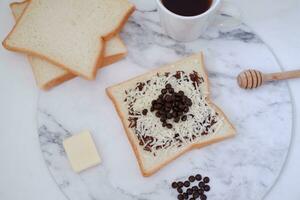 frukost med kaffe och rostat bröd på vit marmor tabell, stock Foto