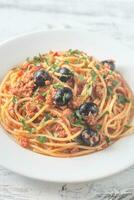 spaghetti med tonfisk och svart oliver foto