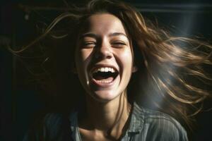 en kvinna skrattande med henne hår blåser i de vind foto