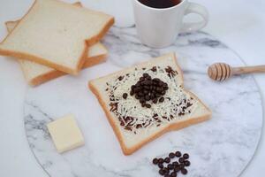 frukost med kaffe och rostat bröd på vit marmor tabell, stock Foto