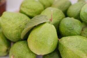 stänga upp av färsk guava frukt i de marknadsföra, thailand. foto