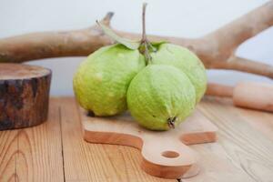 guava frukt på trä bakgrund foto