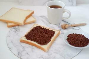 smörgås med choklad och kaffe på en trä- styrelse, stock Foto