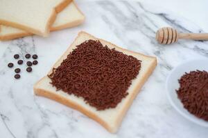 smörgås med choklad och kaffe på en trä- styrelse, stock Foto