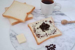 frukost med kaffe och rostat bröd på vit marmor tabell, stock Foto