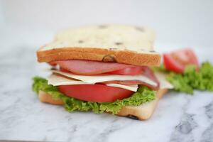 smörgås med skinka, ost, tomat och sallad bakgrund foto