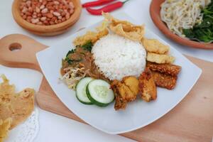 nasi lemak, indonesiska mat med ris och friterad kyckling foto