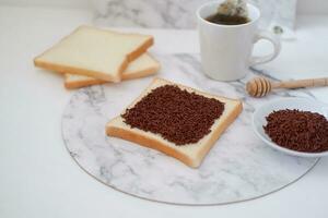 smörgås med choklad och kaffe på en trä- styrelse, stock Foto