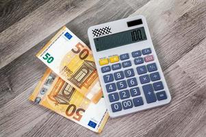Räkningar på 50 euro med miniräknare i närheten