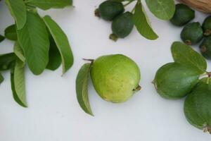 färsk guava frukt i en korg på vit bakgrund. selektiv fokus. foto