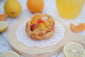 hemlagad citron- syrlig med färsk frukt och orange juice på vit bakgrund foto