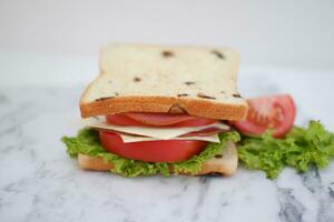 smörgås med skinka, ost, tomat och sallad bakgrund foto