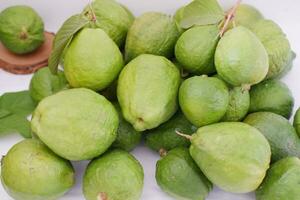 stänga upp av färsk guava frukt i de marknadsföra, thailand. foto