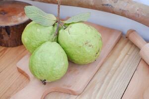 guava frukt på trä bakgrund foto