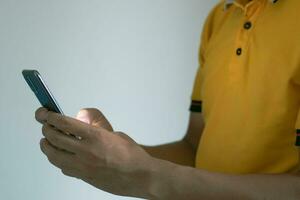 manlig hand använder sig av mobil telefon chattar, företag begrepp foto