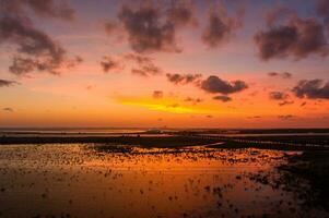 skön himmel på solnedgång över mobil bukt, alabama foto