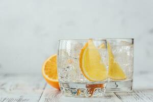 glasögon av gin och tonic foto