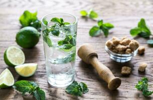 glas mojito med ingredienser foto