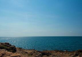 landskap se sommar blå hav lugna Vinka. vind slag Häftigt och fortfarande ser sten distans fortfarande ö och himmel klar se avslappnad. lämplig koppla av resa khao leam ya nationell parkera rayong thailand pacific foto