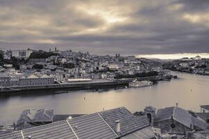 molnig morgon- över de douro flod i Porto, portugal. foto