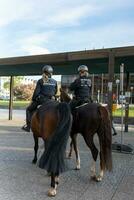 de baden-wurtenberg polis. poliser på häst patrullera de stad. lag tillämpning byråer foto