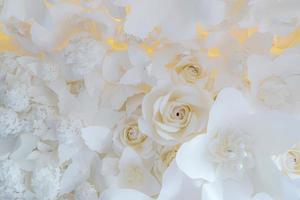 pappersblomma, vita rosor klippta av papper, bröllopsdekorationer, blandad bakgrund för bröllopsblomma