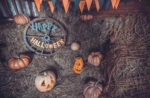 Lycklig halloween baner eller fest inbjudan bakgrund med moln fladdermöss och pumpor foton