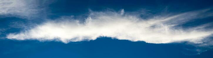 strimmig vit moln lång sätt foto