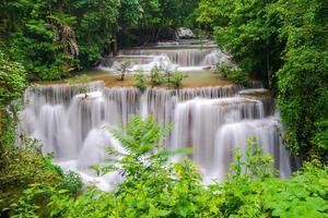 vackert vattenfall i djup skog, huay mae kamin vattenfall i kanchanaburi-provinsen, thailand foto