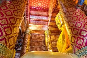 stor buddha staty gyllene elegant i kapell foto