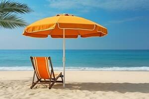 strand stolar paraplyer och kokos träd foto