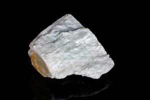 makro mineral sten talk på svart bakgrund foto