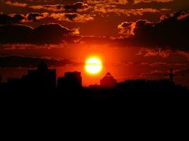 höst röd solnedgång med en lila himmel foto