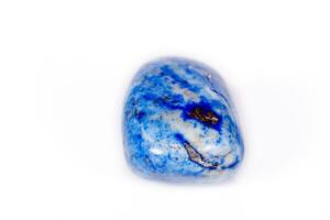 makro mineral sten blå lapis lazuli afghanistan på vit bakgrund foto