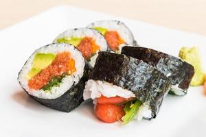 sushi i vit platta foto