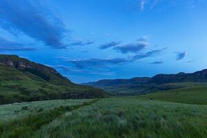 blå timme efter solnedgång i de bergen foto