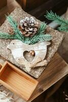 brun hantverk låda med en jul gåva. handgjort gåva. de begrepp av ny år och jul. foto