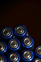 alkalisk laddningsbart blå batterier aa makro se hög kvalitet stor storlek grafik vägg posters för moduler massa produktion ackumulatorer hög kraft och energi för elektrisk fordon foto