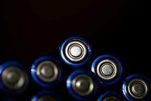 alkalisk laddningsbart blå batterier aa makro se hög kvalitet stor storlek grafik vägg posters för moduler massa produktion ackumulatorer hög kraft och energi för elektrisk fordon foto