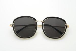 solglasögon på vitt foto