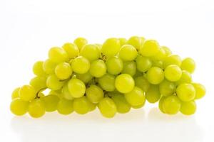gröna druvor på vitt foto