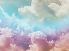 skönhet söt pastell lila blå färgglad med fluffiga moln på himlen. flerfärgad regnbågsbild. abstrakt fantasi växande ljus foto