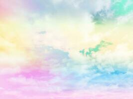skönhet söt pastell gul rosa färgglad med fluffiga moln på himlen. flerfärgad regnbågsbild. abstrakt fantasi växande ljus foto