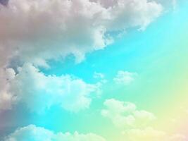 skönhet ljuv pastell grön och blå färgrik med fluffig moln på himmel. mång Färg regnbåge bild. abstrakt fantasi växande ljus foto