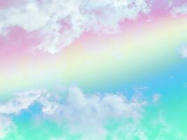 skönhet söt pastell grön gul färgglad med fluffiga moln på himlen. flerfärgad regnbågsbild. abstrakt fantasi växande ljus foto
