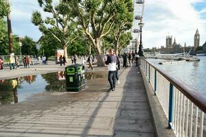 skön låg vinkel bild av människor på central London huvudstad stad av England bra Storbritannien, mest av de turist är internationell från många samhällen av värld. bild fångad på augusti 2:a, 2023 foto