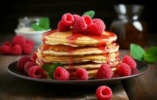 stack av pannkakor med hallon för frukost, närbild. foto