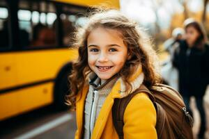elementärt studerande flicka leende och redo till styrelse skola buss foto