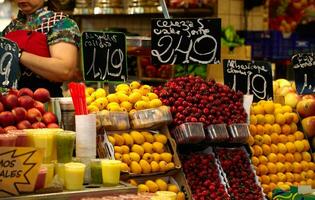 frukt marknadsföra i barcelona, Spanien foto